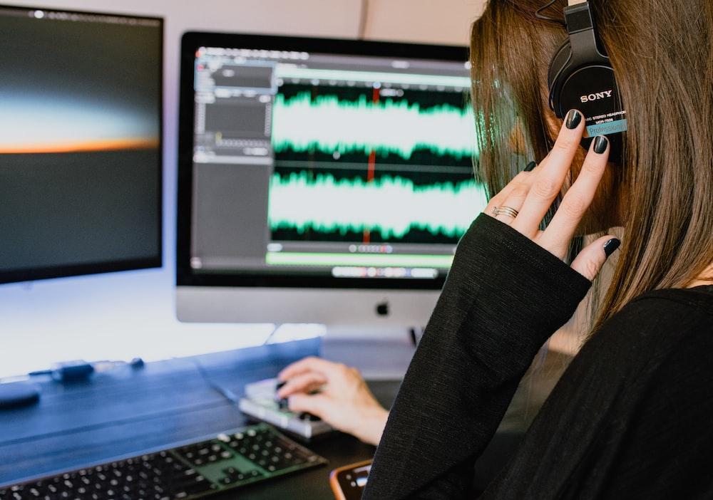 4 Benefits of Audio Transcription Software vs. Audio Translation Services